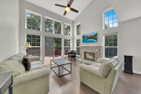 Living - 991 Willow St, Itasca, IL 60143 photo 1 of 3