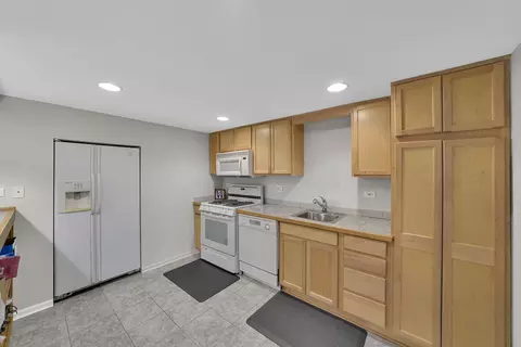 Kitchen - 991 Willow St, Itasca, IL 60143 photo 5 of 5