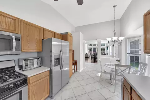 Kitchen - 991 Willow St, Itasca, IL 60143 photo 3 of 5