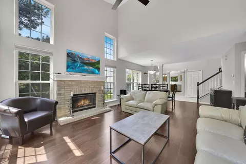 Living - 991 Willow St, Itasca, IL 60143 photo 3 of 3