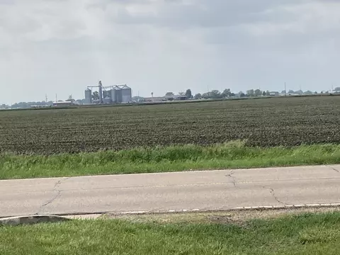 2927 Peoria St, Peru, IL 61354