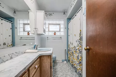 Bath - 14322 Kolin Ave, Midlothian, IL 60445 photo 1 of 2