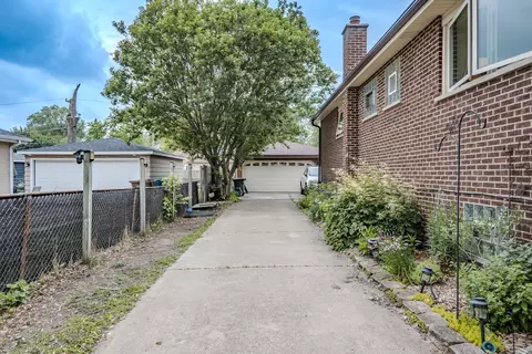 Exterior - 14322 Kolin Ave, Midlothian, IL 60445 photo 2 of 4