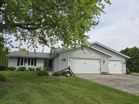 9915 Applegate Dr, Roscoe, IL 61073