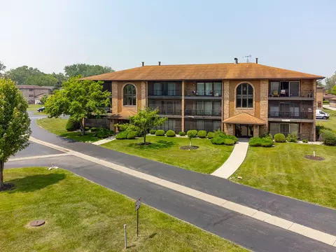 11114 Heritage Dr #2D, Palos Hills, IL 60465
