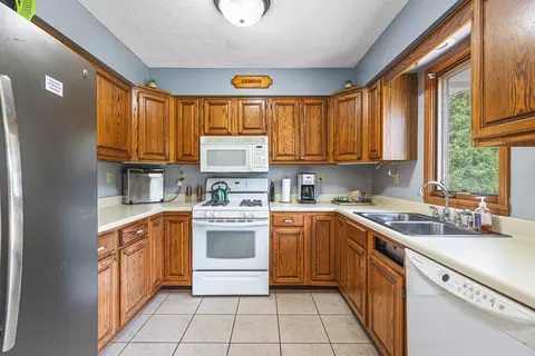 9650 Edgefield Rd, Roscoe, IL 61073 photo 11