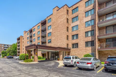901 Center St #305, Des Plaines, IL 60016