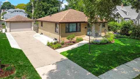Exterior - 370 N Commonwealth Ave, Elgin, IL 60123 photo 5 of 5