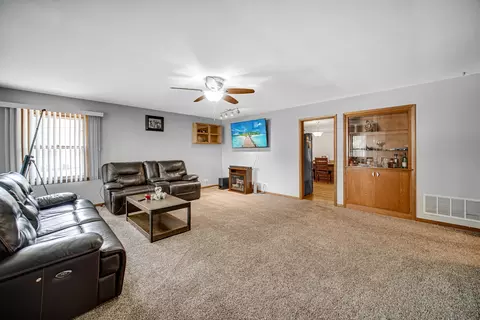 Living - 370 N Commonwealth Ave, Elgin, IL 60123 photo 1 of 3