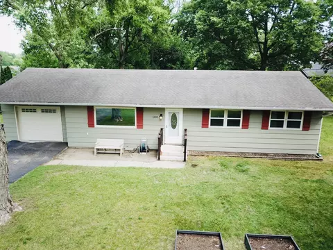 1003 S Spruce Ln, Saint Anne, IL 60964