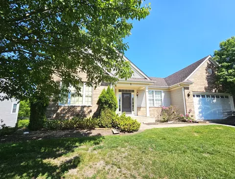 2 Kenilworth Ct, Cary, IL 60013