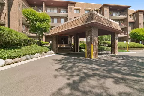 101 Old Oak Dr #212, Buffalo Grove, IL 60089
