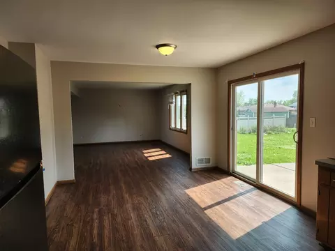 Living - 609 Flanagan Dr, Minooka, IL 60447 photo 3 of 5