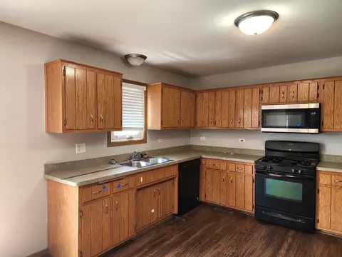 Kitchen - 609 Flanagan Dr, Minooka, IL 60447 photo 2 of 3
