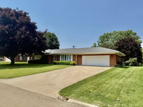 1704 Lakewood Dr, Mendota, IL 61342
