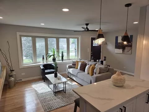 Living - 7447 Beloit Ave, Bridgeview, IL 60455 photo 3 of 5