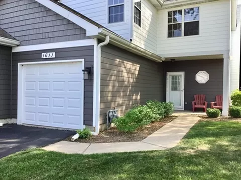 1611 Woodcrest Cir, Mundelein, IL 60060