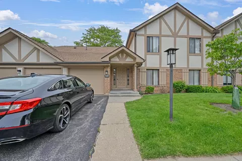 912 Knottingham Dr #1B, Schaumburg, IL 60193