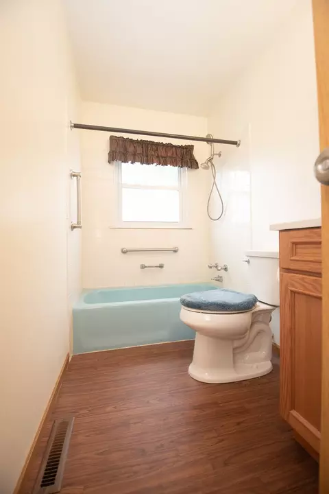 Bath - 1602 N Jefferson Ave, Dixon, IL 61021 photo 1 of 2