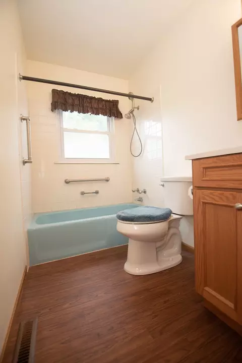 Bath - 1602 N Jefferson Ave, Dixon, IL 61021 photo 2 of 2