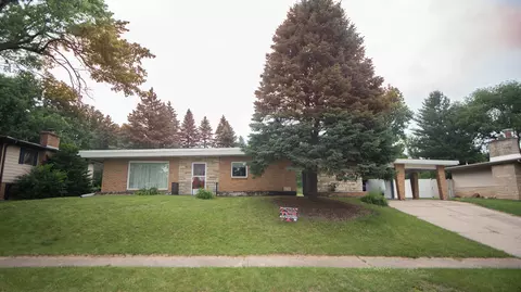 1104 Beech Dr, Dixon, IL 61021