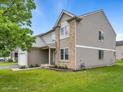 2610 Spinnaker Dr, Aurora, IL 60503