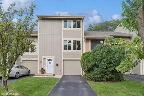 554 N Woodfield Trl, Roselle, IL 60172
