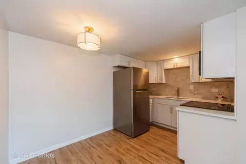 Kitchen - 127 N Wolf Rd #52A, Wheeling, IL 60090 photo 3 of 4