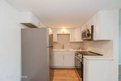 Kitchen - 127 N Wolf Rd #52A, Wheeling, IL 60090 photo 2 of 4
