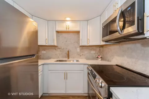 Kitchen - 127 N Wolf Rd #52A, Wheeling, IL 60090 photo 4 of 4