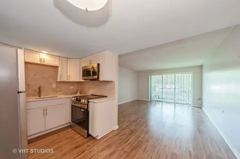 Kitchen - 127 N Wolf Rd #52A, Wheeling, IL 60090 photo 1 of 4