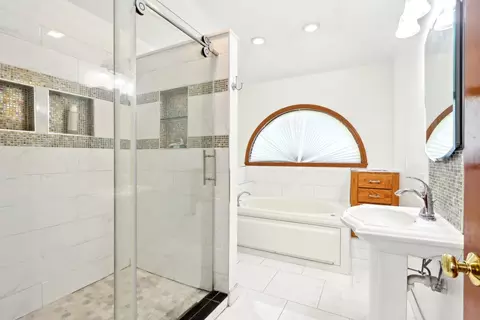 Bath - 1337 E Thacker St, Schaumburg, IL 60173 photo 3 of 7