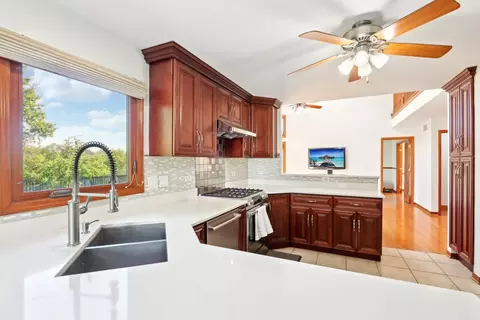 Kitchen - 1337 E Thacker St, Schaumburg, IL 60173 photo 3 of 3