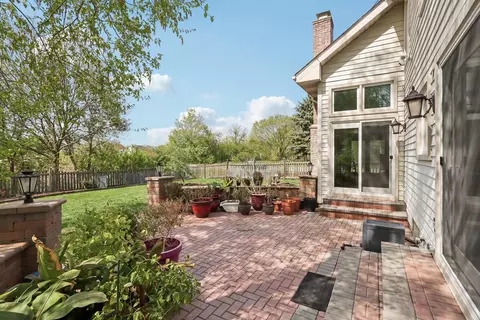 Exterior - 1337 E Thacker St, Schaumburg, IL 60173 photo 4 of 10