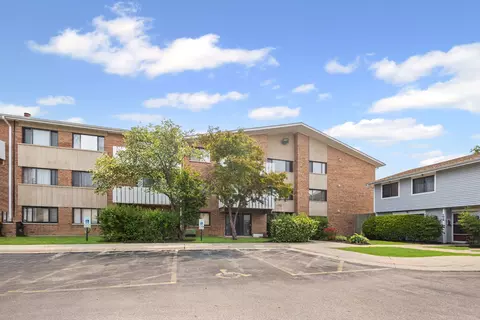 2000 Bayside Dr #204, Palatine, IL 60074