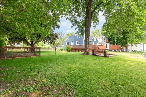 Exterior - 1237 Fox River Dr, Algonquin, IL 60102 photo 6 of 7