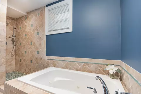 Bath - 1237 Fox River Dr, Algonquin, IL 60102 photo 3 of 4