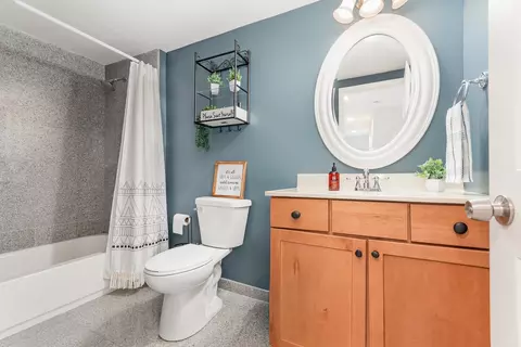 Bath - 1237 Fox River Dr, Algonquin, IL 60102 photo 4 of 4