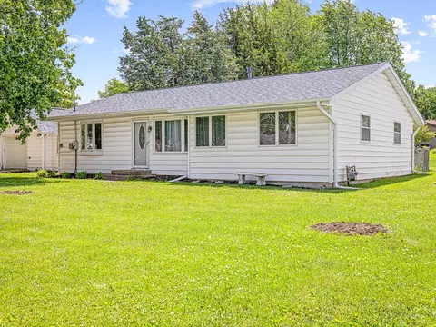 329 E 8th St, Pecatonica, IL 61063 photo 4