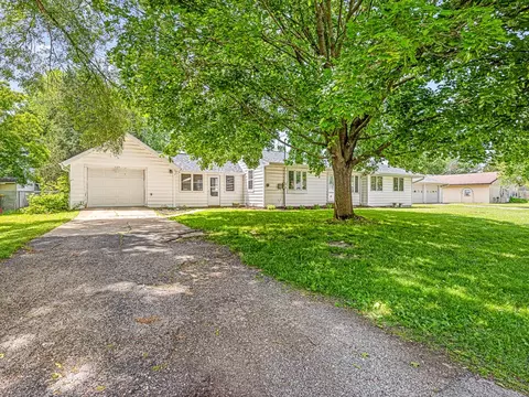 329 E 8th St, Pecatonica, IL 61063 photo 2