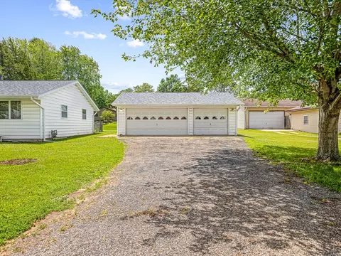 329 E 8th St, Pecatonica, IL 61063 photo 5