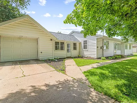 329 E 8th St, Pecatonica, IL 61063 photo 3