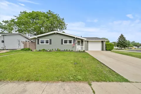427 Cedarcrest Dr, Streamwood, IL 60107