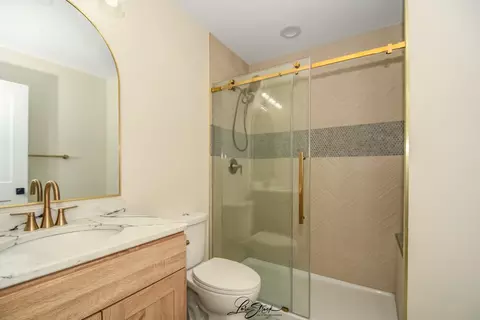 Bath - 223 E 20th Ct, Lockport, IL 60441 photo 2 of 2