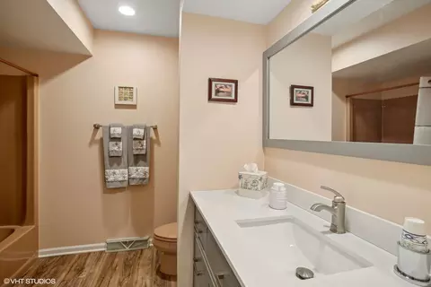 Bath - 1709 Pebble Beach Ct, Hoffman Estates, IL 60169 photo 3 of 4