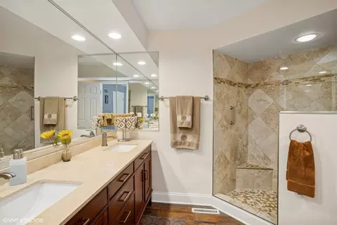 Bath - 1709 Pebble Beach Ct, Hoffman Estates, IL 60169 photo 1 of 4