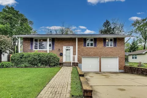 654 N Robinson Dr, Palatine, IL 60074