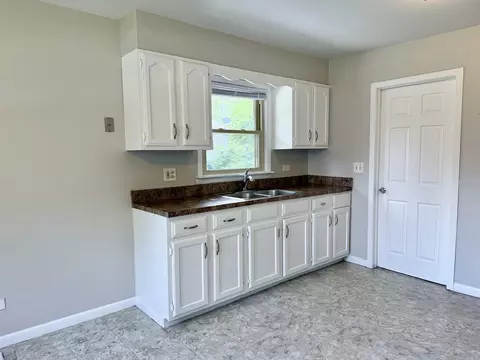 Kitchen - 14334 Ridgeway Ave, Midlothian, IL 60445 photo 4 of 4