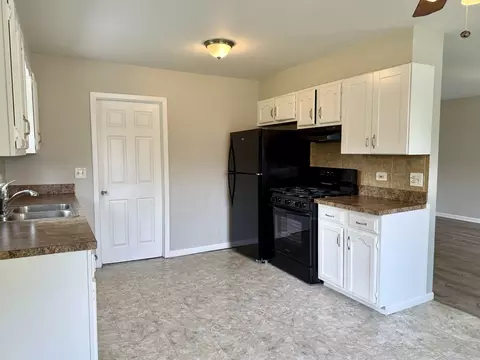 Kitchen - 14334 Ridgeway Ave, Midlothian, IL 60445 photo 1 of 4