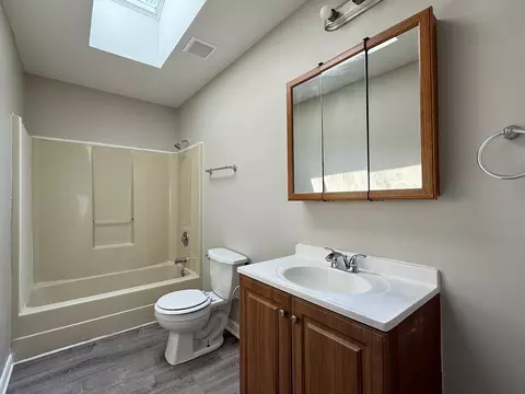 Bath - 14334 Ridgeway Ave, Midlothian, IL 60445 photo 1 of 2